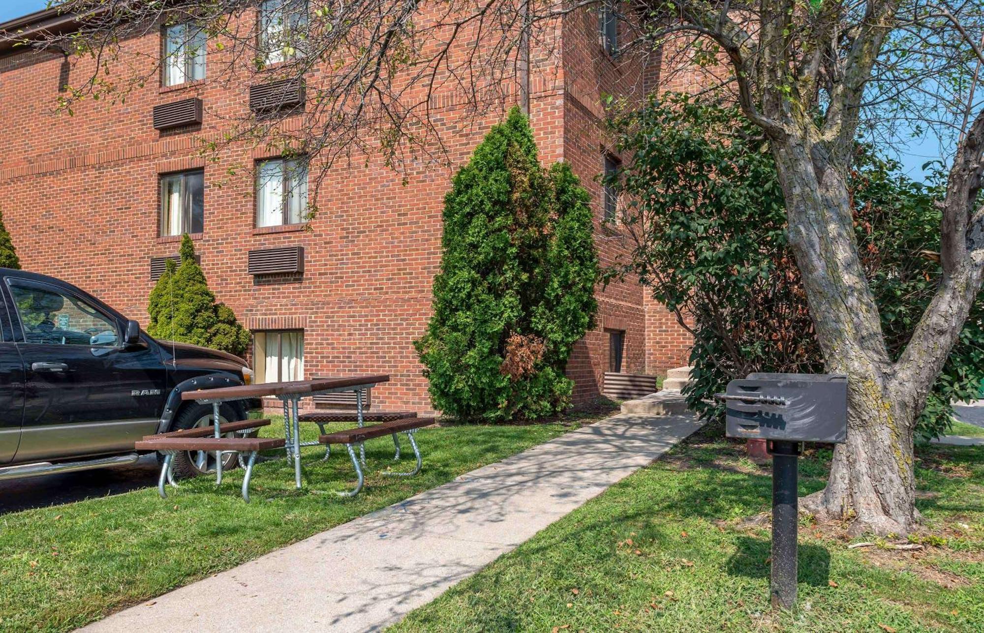 Suburban Studios Indianapolis Northwest - College Parks Εξωτερικό φωτογραφία